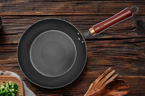 WANGYUANJI 10.24-Inch Hammered Carbon Steel Frying Pan with Wooden Handle